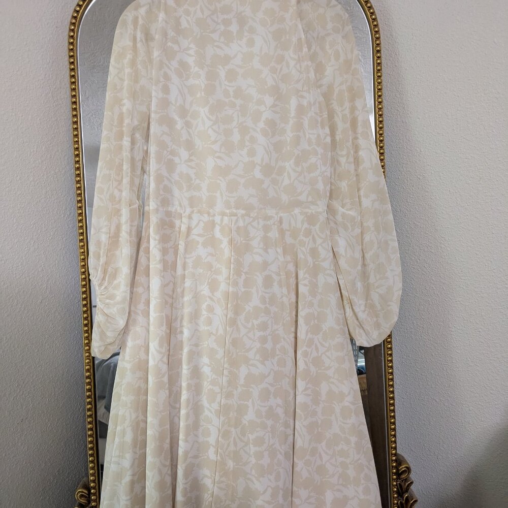 Gal Meets Glam Esther - Picture 2 of 4